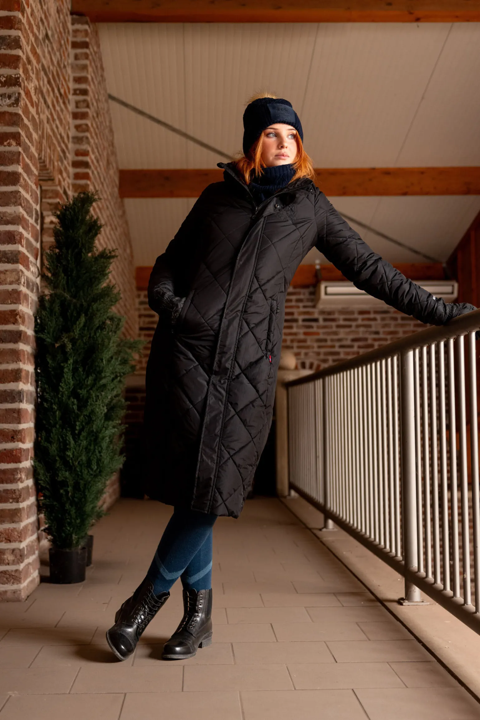 B Vertigo Gem lettfôret frakk til dame