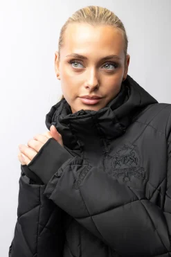 B Vertigo Gem lettfôret frakk til dame