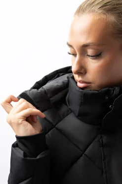 B Vertigo Gem lettfôret frakk til dame