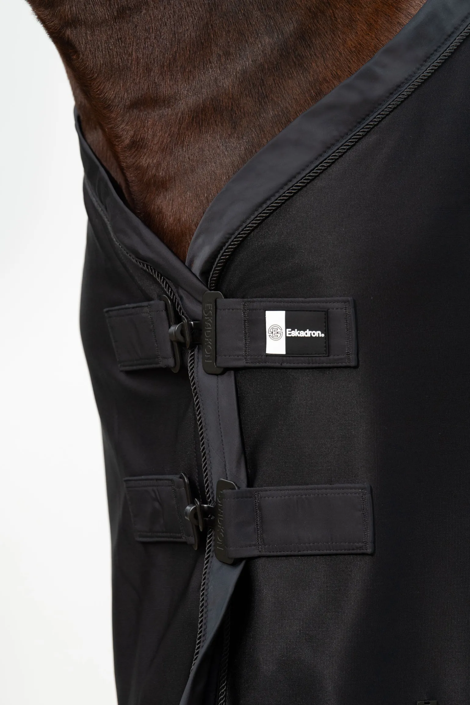 Eskadron Dynamic SS24 Dura Emblem Svettepledd