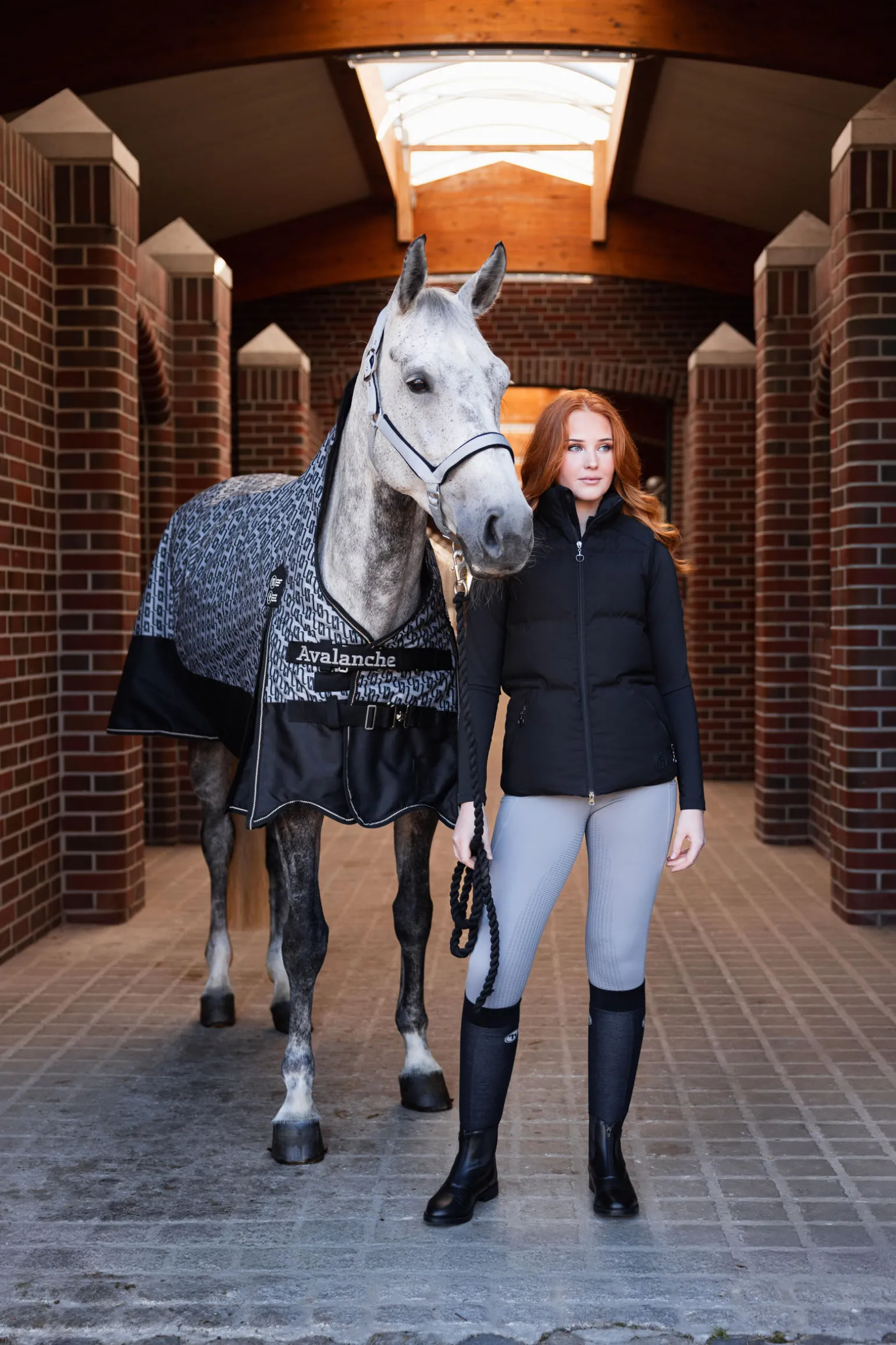 Horze Avalanche 1200D utedekken, medium tykkelse, 150g, halvhøy hals