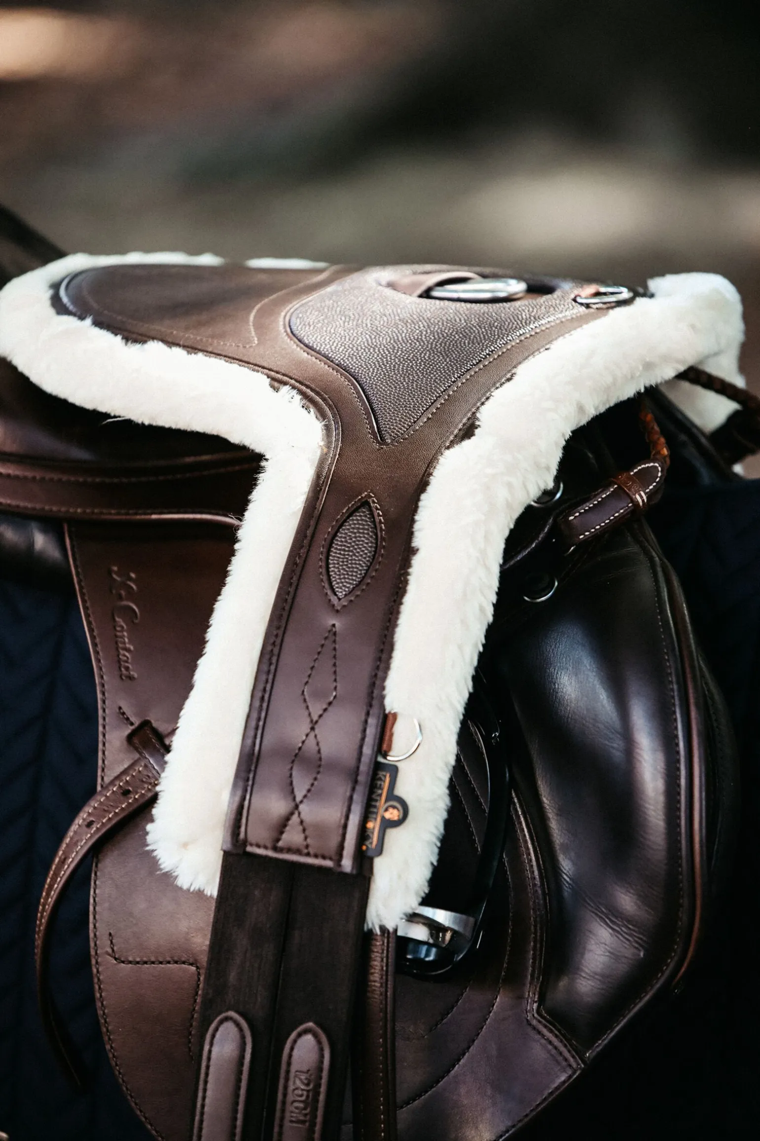 Kentucky Horsewear Stud Special gjord med saueskinn